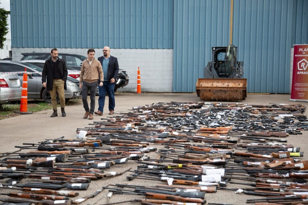 Destrucción de más de 1000 armas: Muchas eran réplicas utilizadas para cometer delitos