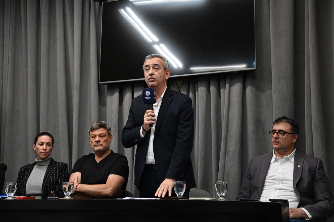 Javkin descontará el día por el paro municipal y estableció un aumento salarial por decreto