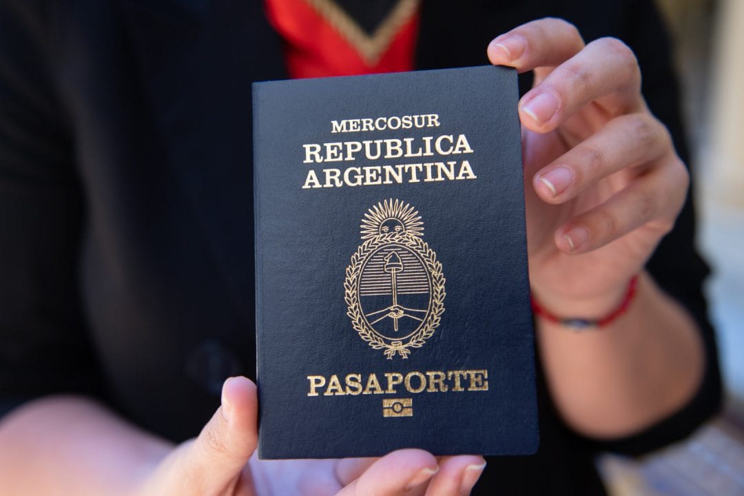 Flexibilizan el trámite para sacar el pasaporte y autorizar la salida del país de menores