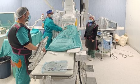 El Hospital Centenario realizó una intervención pionera que mejora la seguridad de pacientes cardíacos