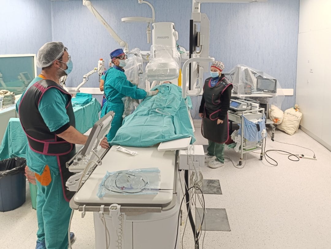 El Hospital Centenario realizó una intervención pionera que mejora la seguridad de pacientes cardíacos