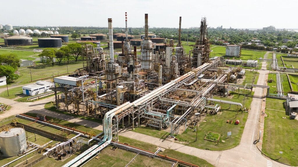 Santa Fe Bio: YPF producirá combustible aéreo en la refinería de San Lorenzo
