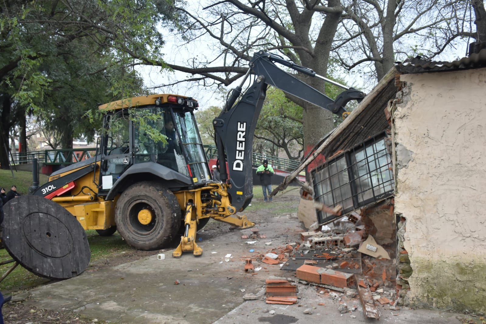 Derribaron inmueble relacionado a hechos de violencia en barrio Saladillo