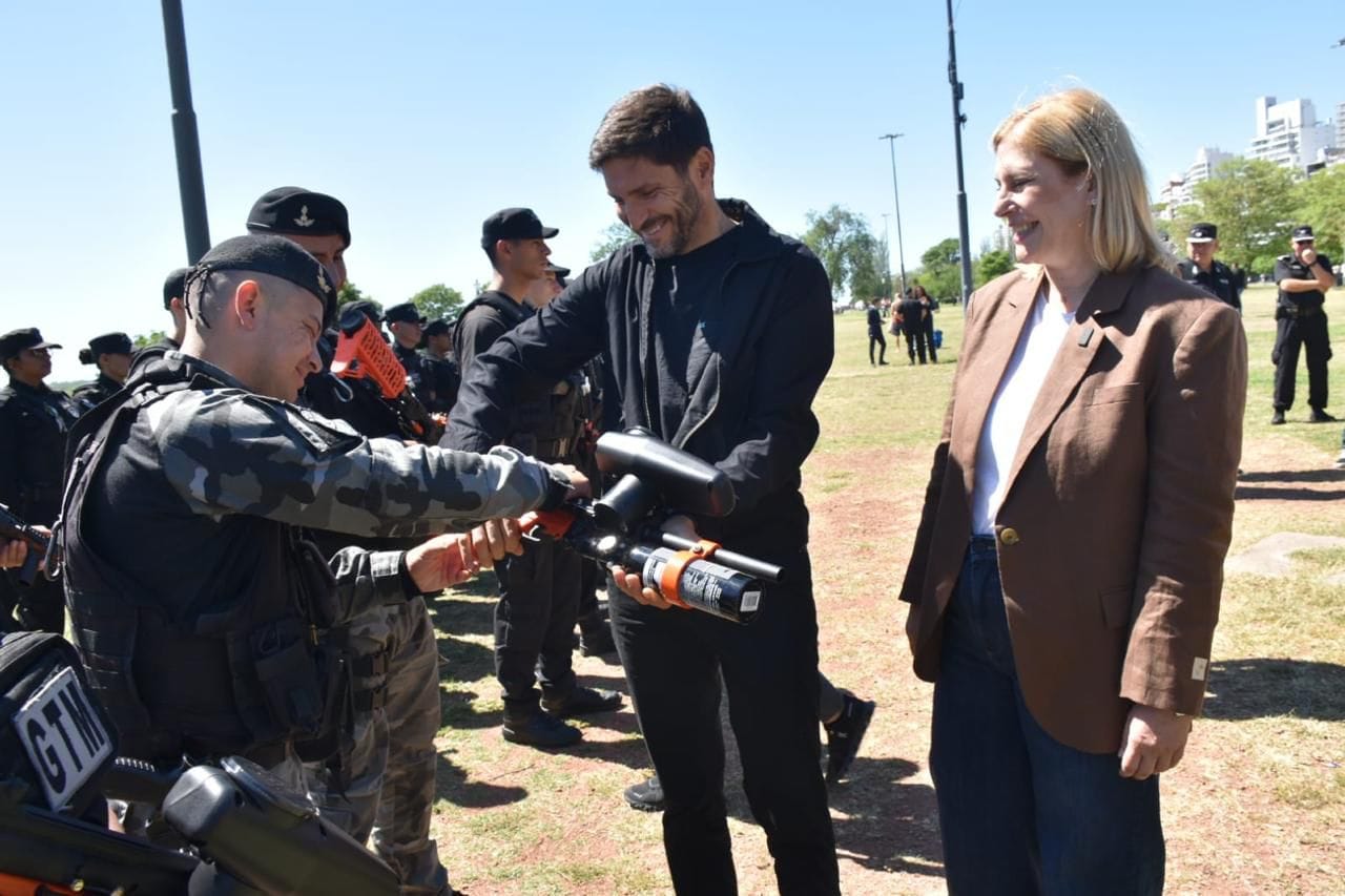 Seguridad: Policías de Rosario patrullan con armas lanzadoras Byrna