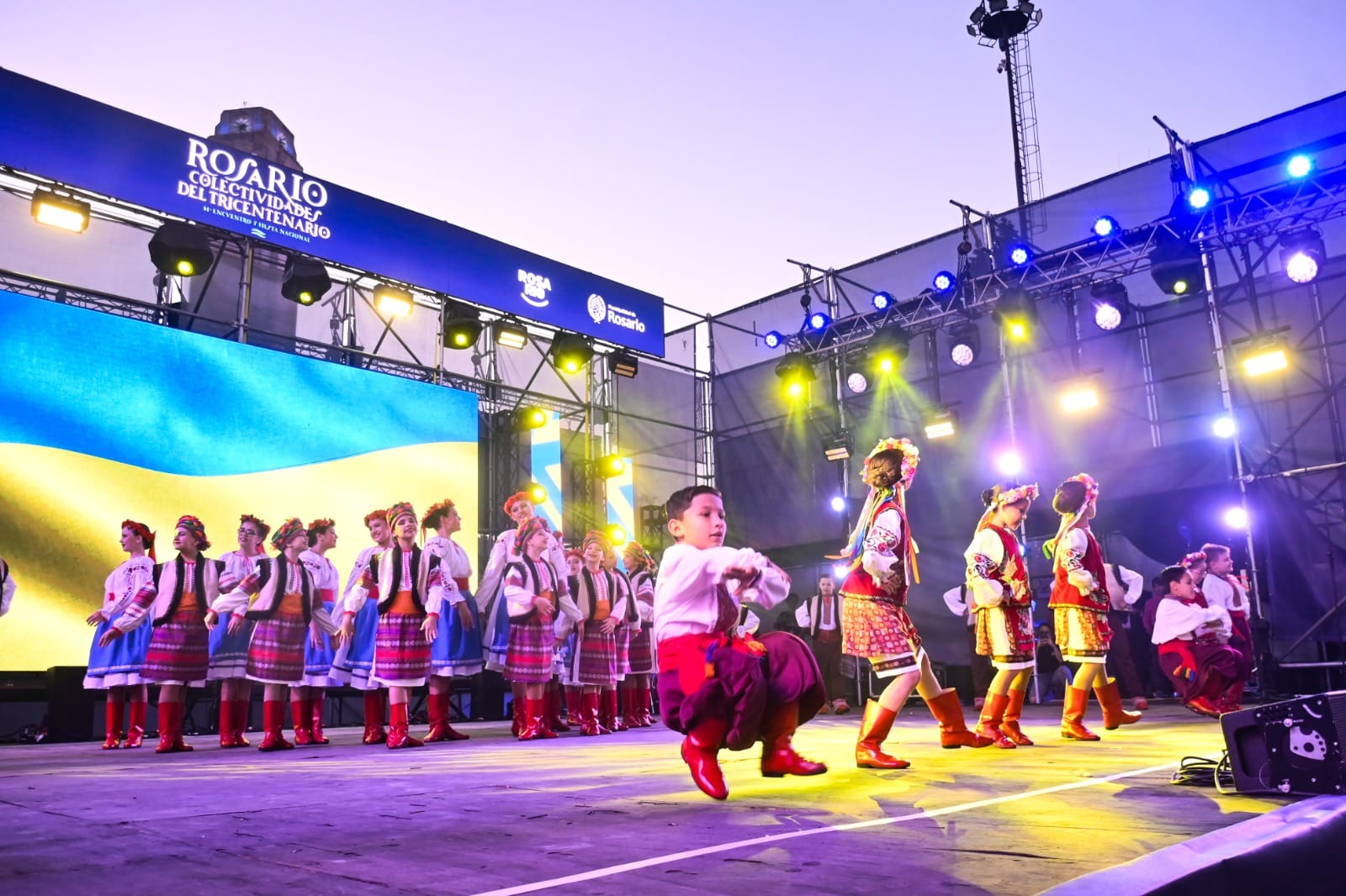 Comenzaron las Colectividades del Tricentenario con todo su color y una gran afluencia de público