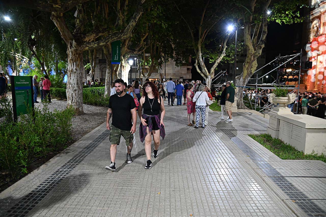 Con un gran espectáculo artístico quedó inaugurada la obra de renovación de la Plaza 25 de Mayo