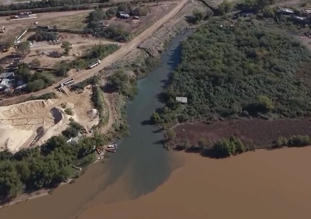 Líquidos cloacales al Paraná: Rosario descarga a una pileta olímpica cada 10 minutos