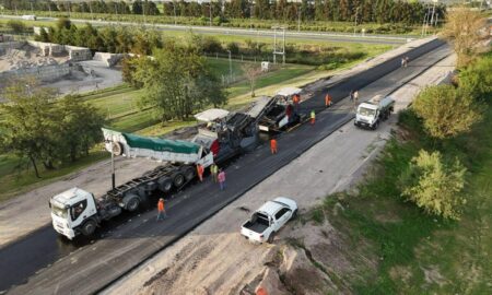 El Camino de la Cremería ya recibe asfalto y la obra alcanza el 80% de avance