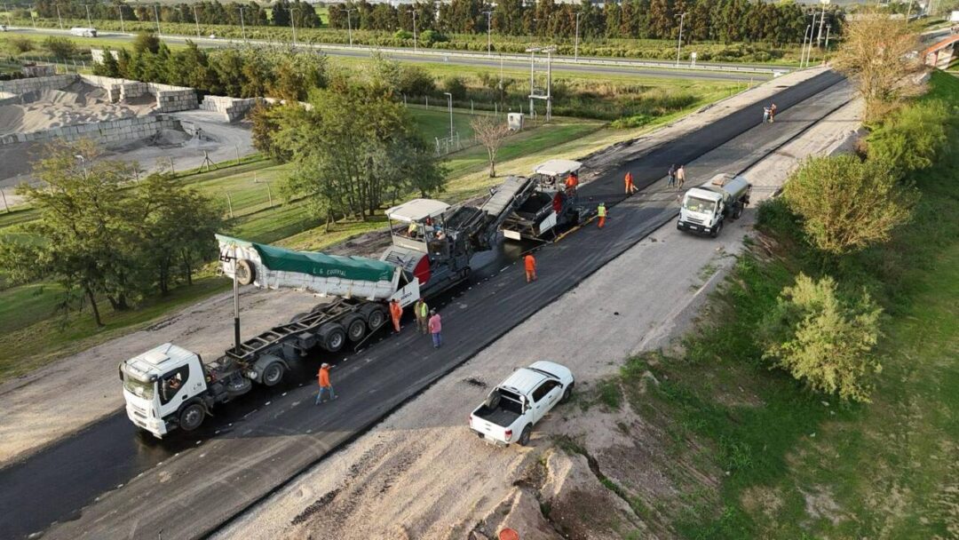El Camino de la Cremería ya recibe asfalto y la obra alcanza el 80% de avance