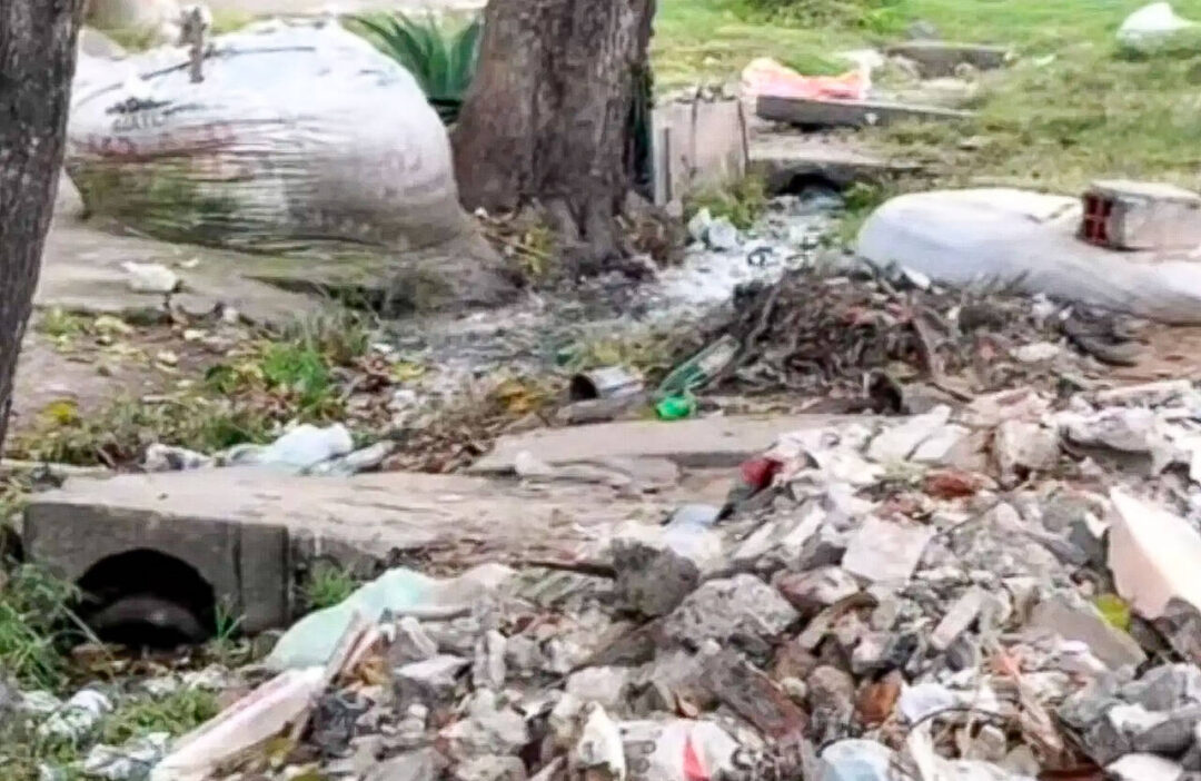 La Rosario que no muestran: Vecinos conviven entre basura, zanjas tapadas y focos infecciosos