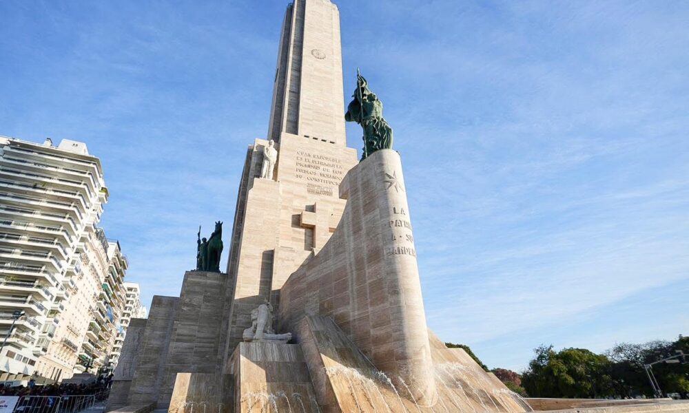 Inauguraron la restauración del Monumento a la Bandera
