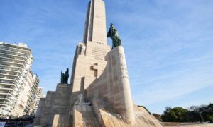 Inauguraron la restauración del Monumento a la Bandera