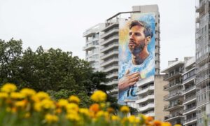 Rosario renueva el emblemático mural de Messi frente al Monumento a la Bandera