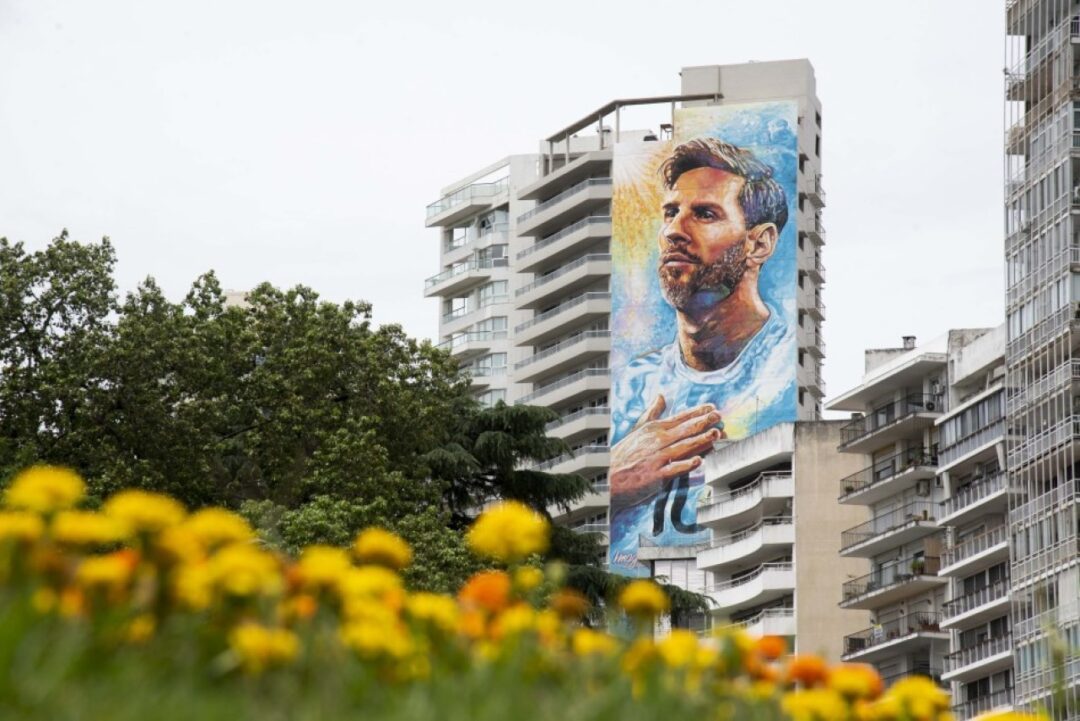 Rosario renueva el emblemático mural de Messi frente al Monumento a la Bandera