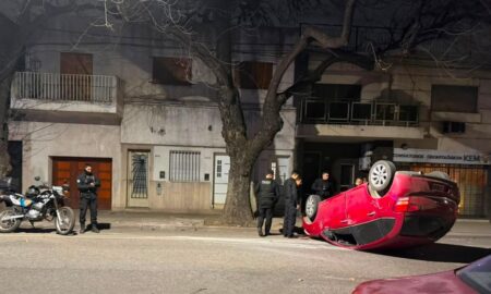 Un auto volcó en Echesortu y el conductor salió ileso