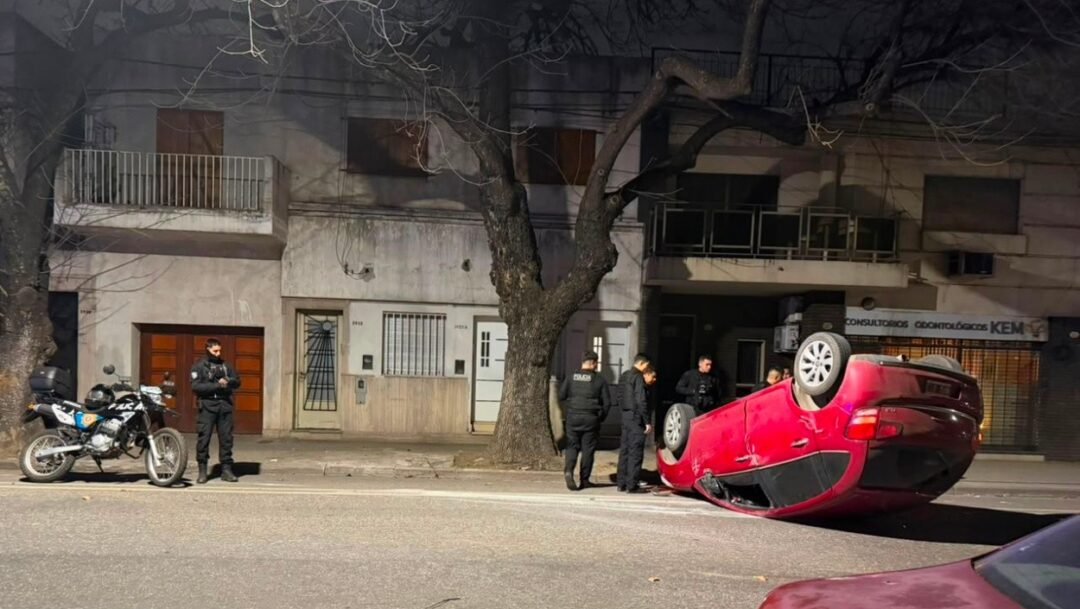 Un auto volcó en Echesortu y el conductor salió ileso