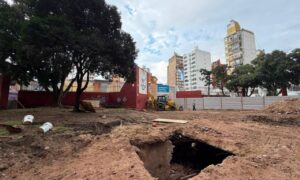 Descubrieron una estructura oculta bajo la Plaza de la Cooperación