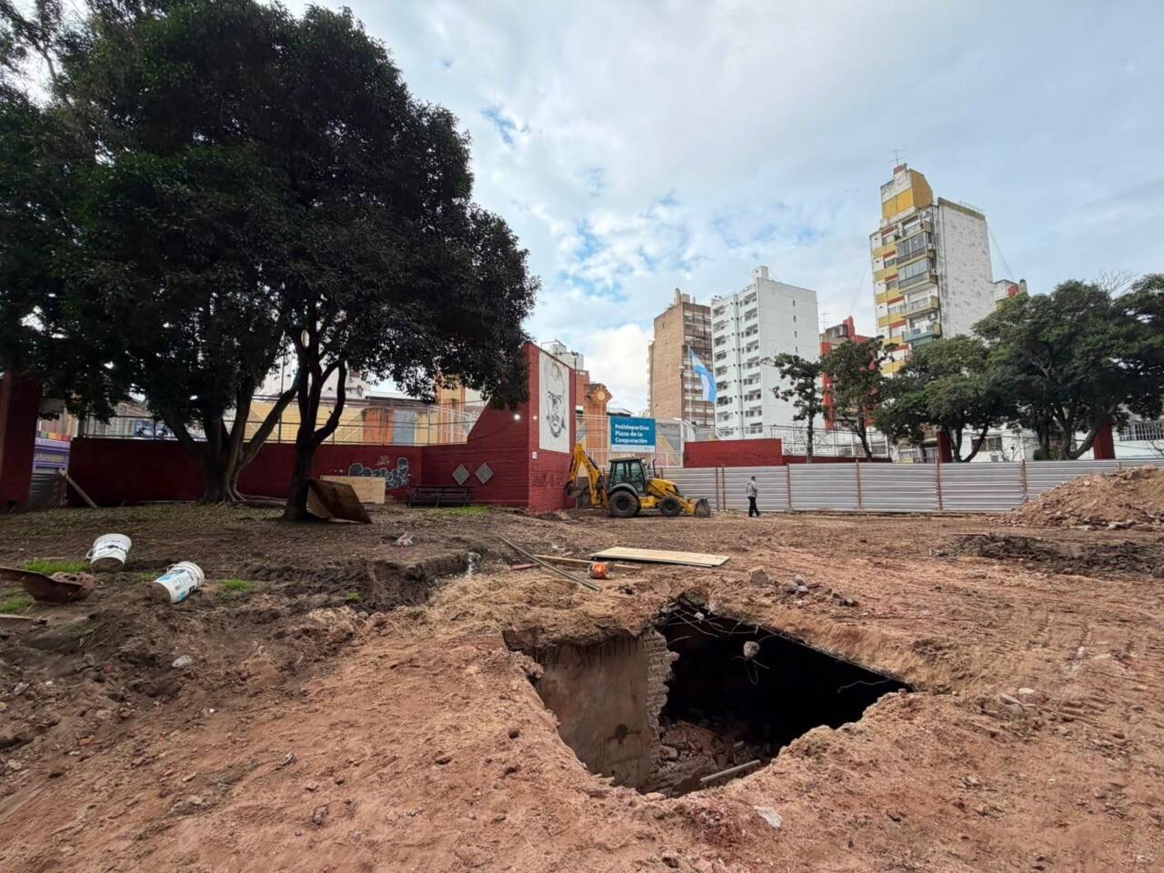 Descubrieron una estructura oculta bajo la Plaza de la Cooperación