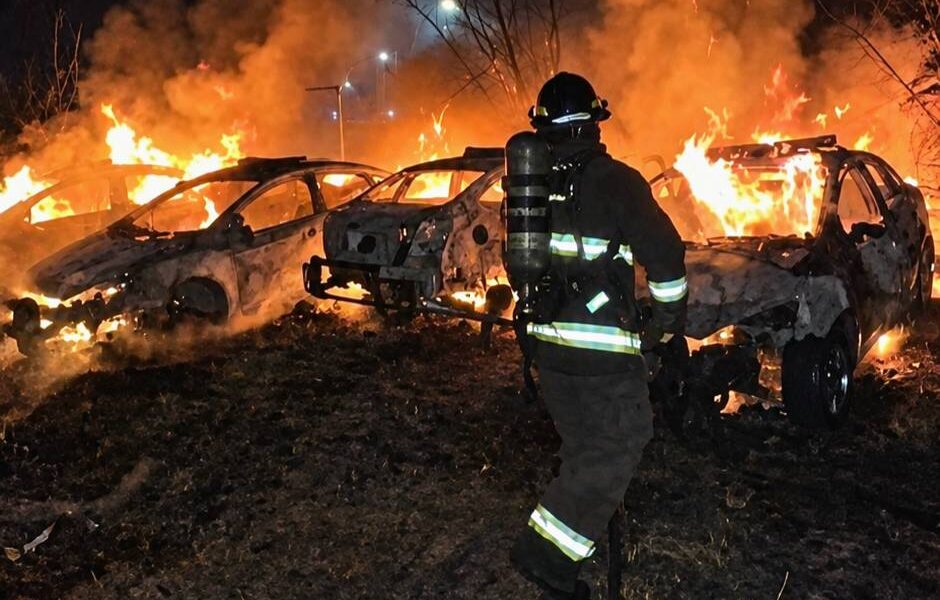 Rosario: Un incendio destruyó cuatro patrulleros de la Policía de Santa Fe