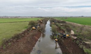 Provincia intensifica la limpieza de los canales principales en San Lorenzo y Rosario