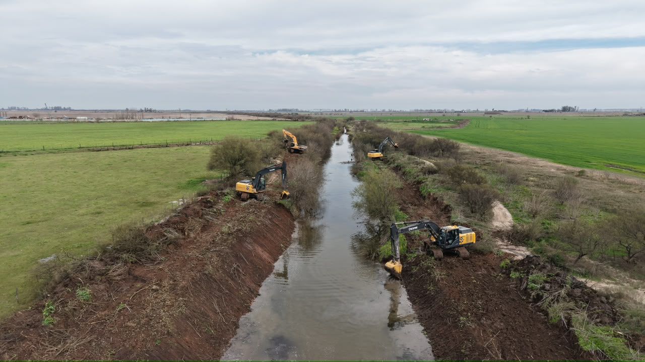 Provincia intensifica la limpieza de los canales principales en San Lorenzo y Rosario
