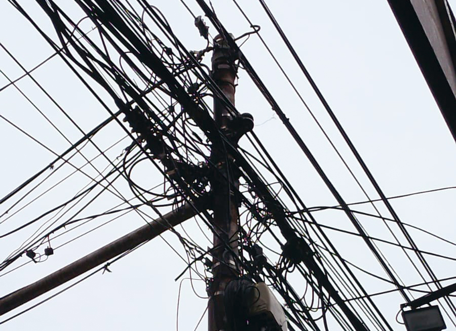 Se retirarán cables en desuso de zonas comerciales y del centro rosarino