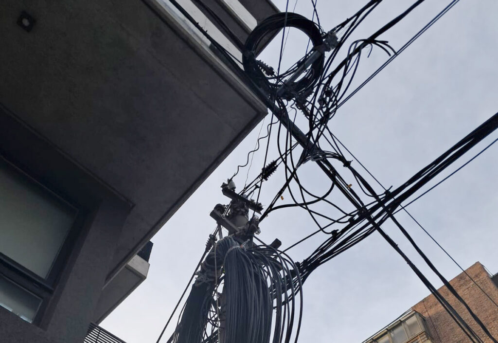 Se retirarán cables en desuso de zonas comerciales y del centro rosarino