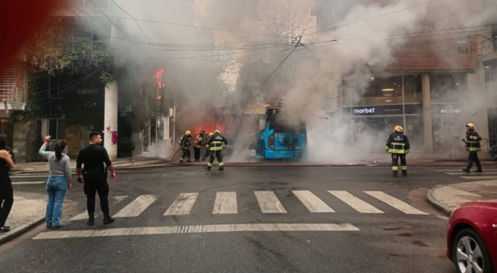 Un trolebús de la línea K se incendió en Barrio Martin