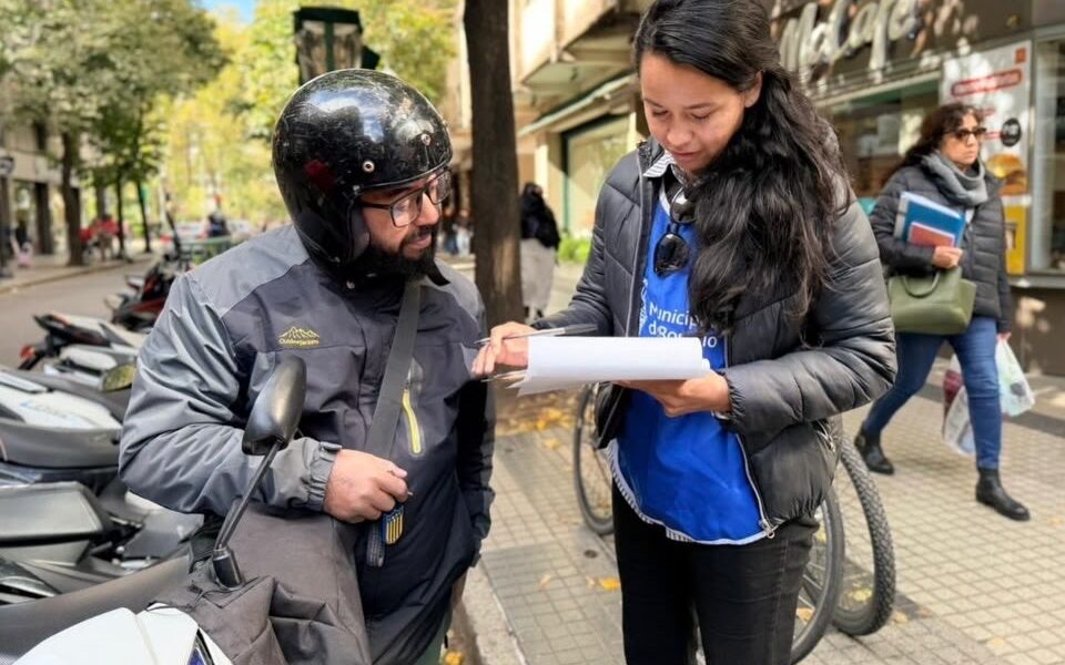 Censo a repartidores: Siete de cada diez trabajan en moto y la mayoría tiene menos de 35 años