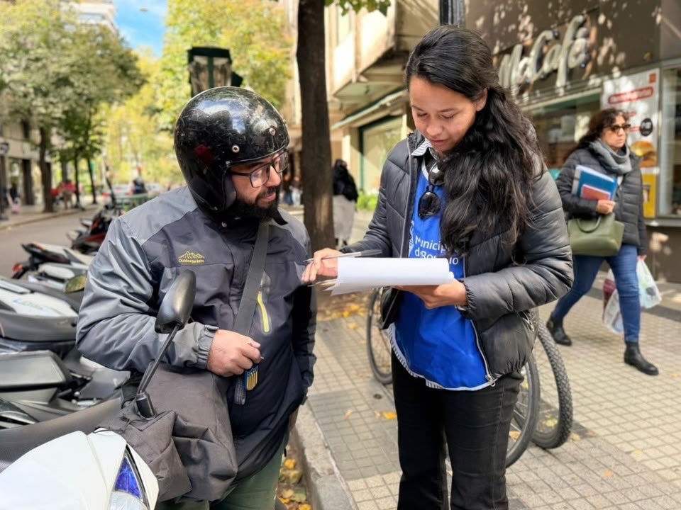 Censo a repartidores: Siete de cada diez trabajan en moto y la mayoría tiene menos de 35 años